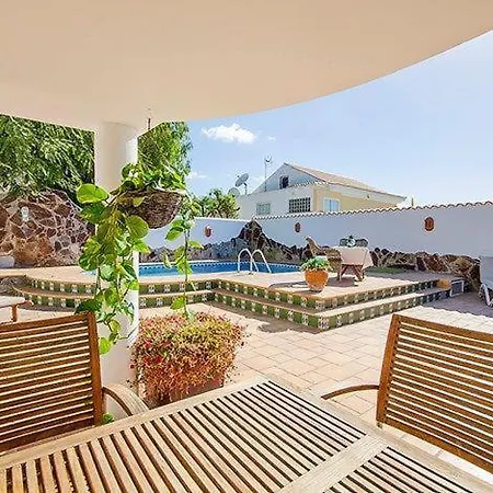 With Private Pool, Jacuzzi & 360° Sea Views וילה קיאו סלבאחה