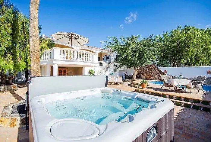 With Private Pool, Jacuzzi & 360° Sea Views וילה